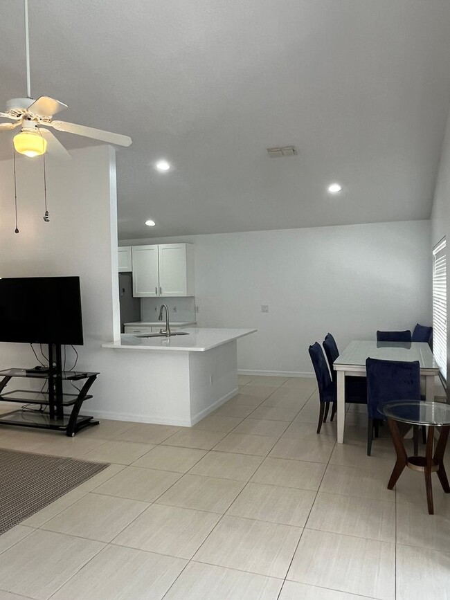 Foto del edificio - Fully Furnished Three-Bedroom Home!