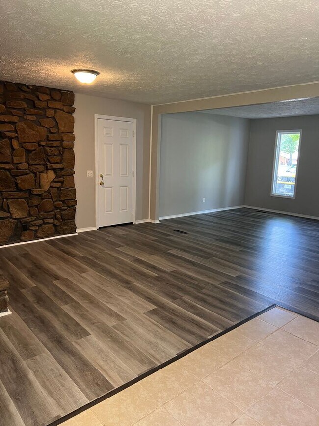 Foto del edificio - 3 bedroom 1.5 bathroom 2 car garage home a...