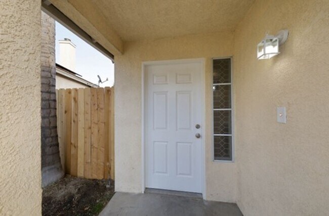 Building Photo - SW Bakersfield 3 bedroom/ 2 bathroom home