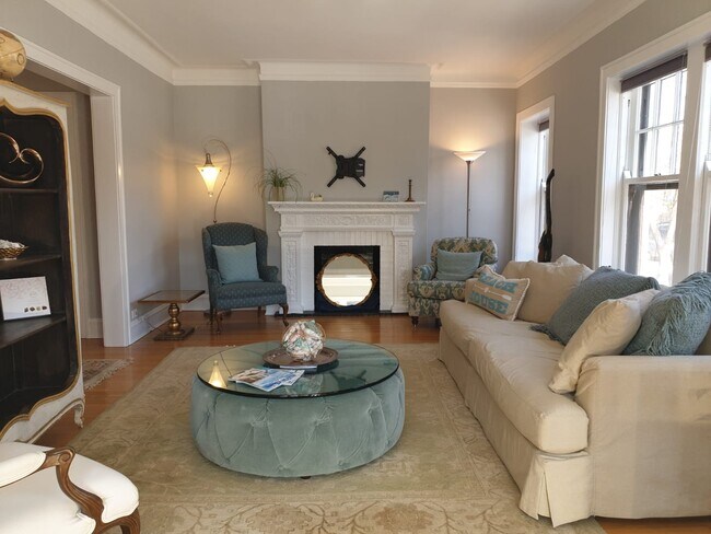 Foto del edificio - 830 Hinman Ave