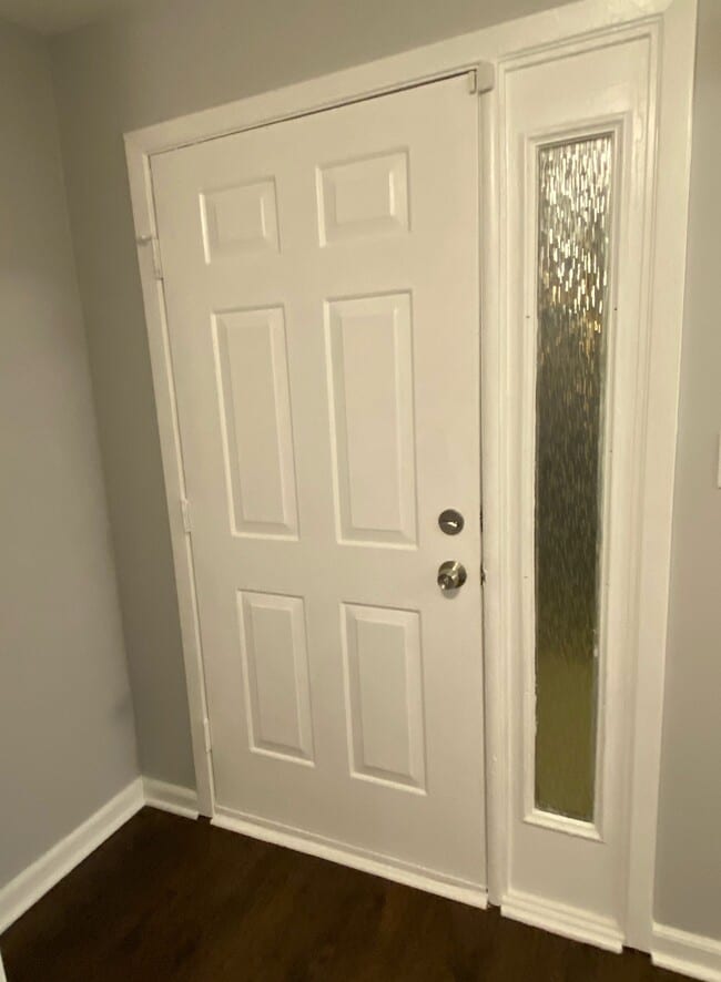 Front entrance - 434 Oak Knoll Dr