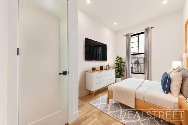 Building Photo - 3 bedroom in BROOKLYN NY 11233