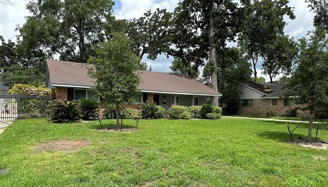 Building Photo - 835 Wycliffe Dr