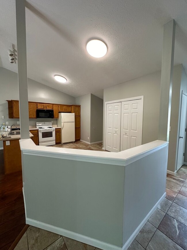 Building Photo - 3624-3626 Thornhill Circle W-TBROS