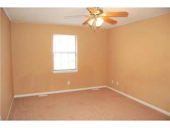 Building Photo - 518 Muncie Rd