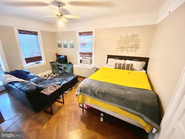 Foto del edificio - 211 E Raymond Ave