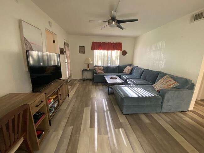 Foto del edificio - 1051 Forrest Nelson Blvd