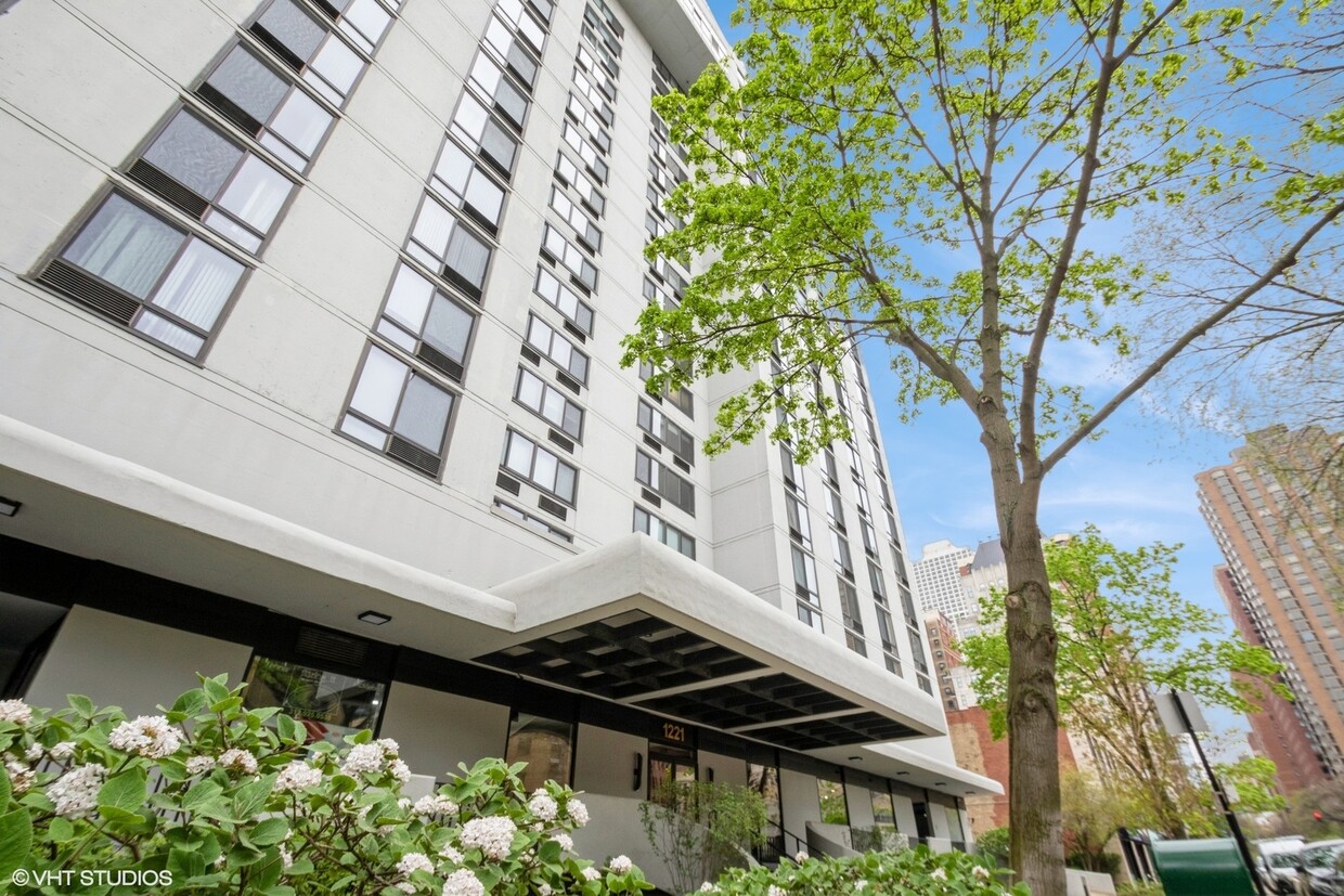 Foto principal - 1221 N Dearborn St