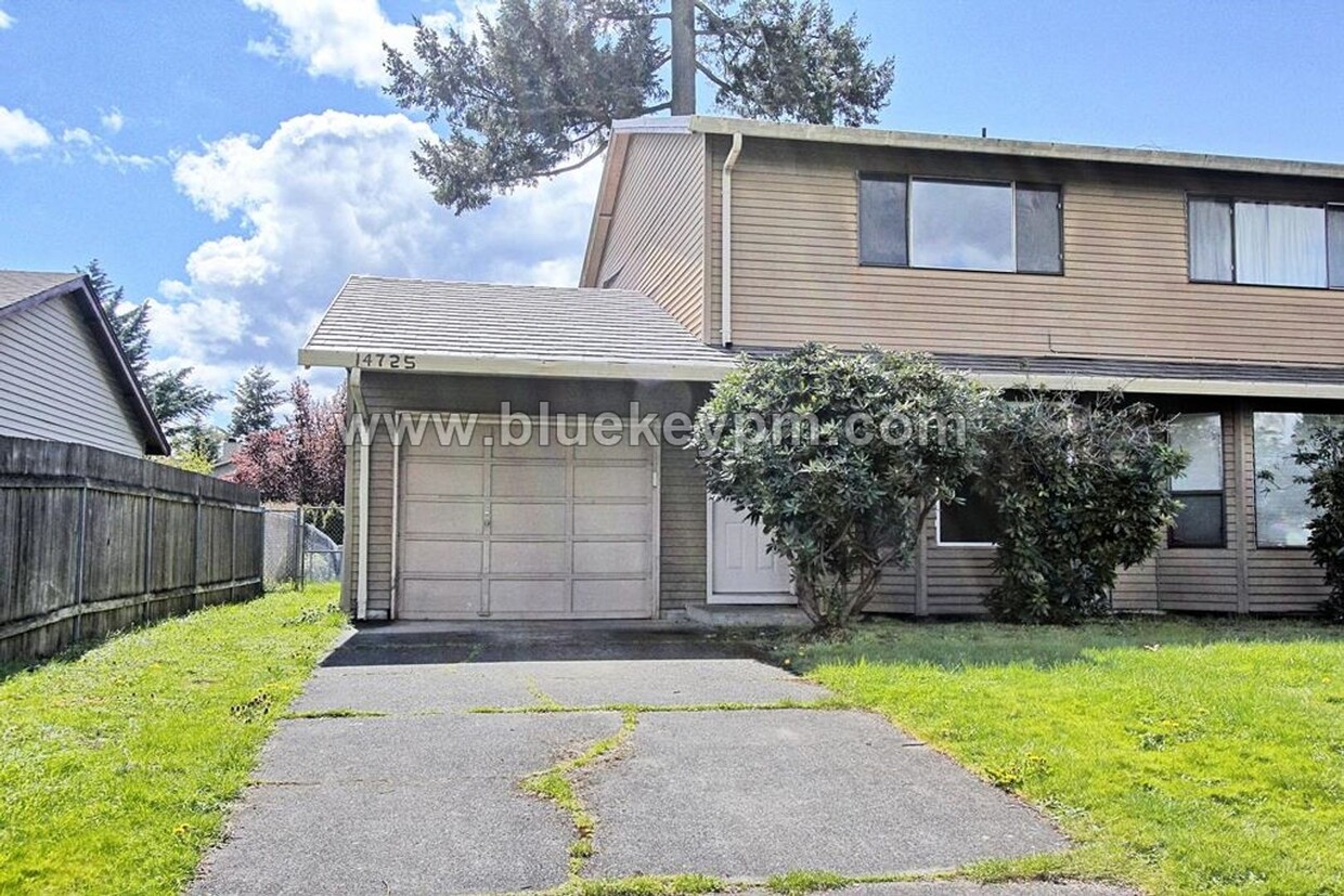 Primary Photo - 2 Bed, 1.5 Bath Duplex with 1 Car Garage N...