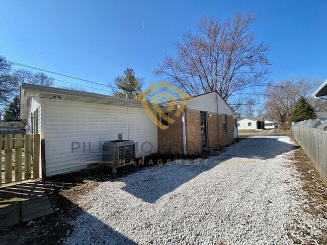 Foto del edificio - Close to UIndy, Carson Heights, 4 Bedroom/...