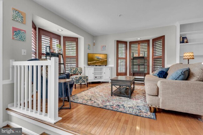 Building Photo - 123 Quiet Waters Pl