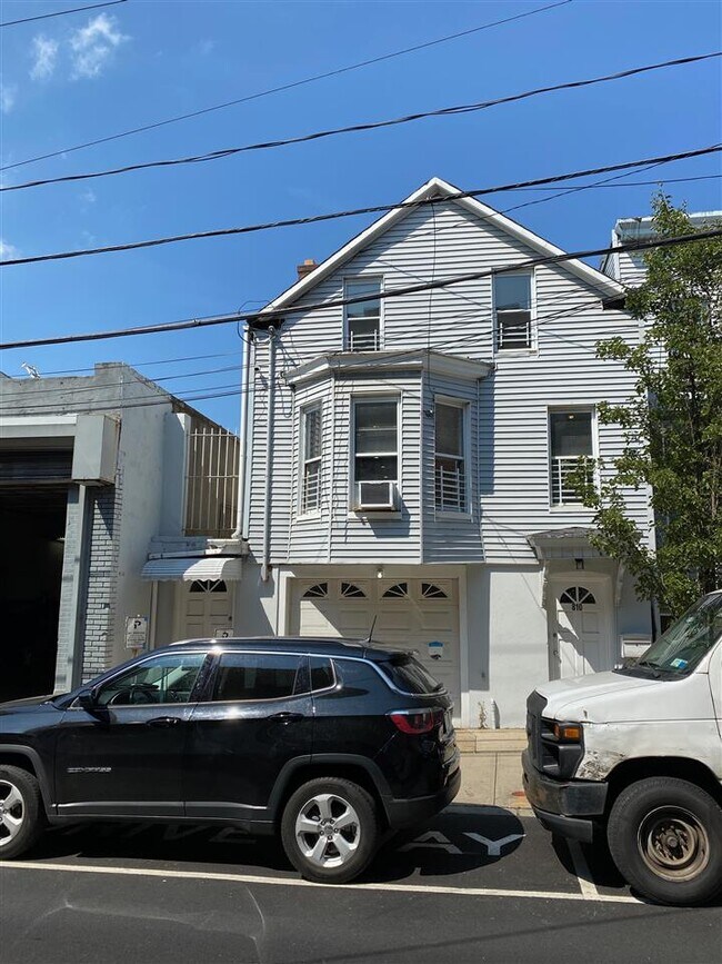 Building Photo - 810 27th St