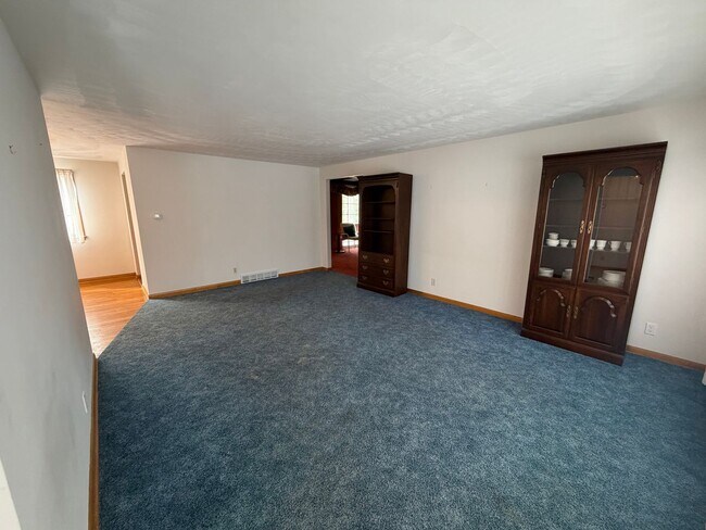 Building Photo - 290 Glenview Rd