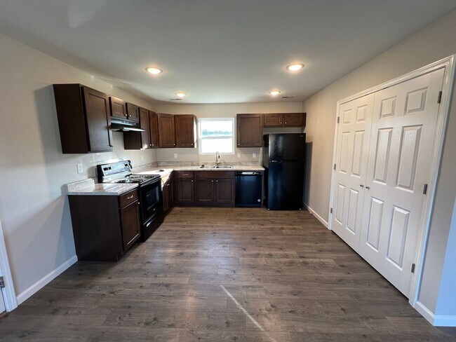 Building Photo - Newer single family house