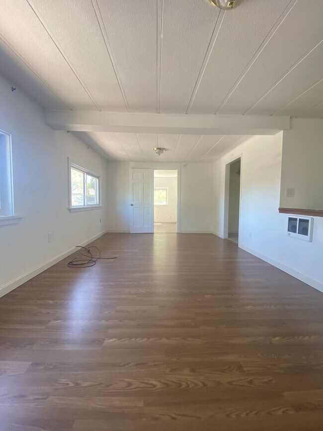 Foto del edificio - 2 Bedrooms, 1 Bath with Bonus Room!