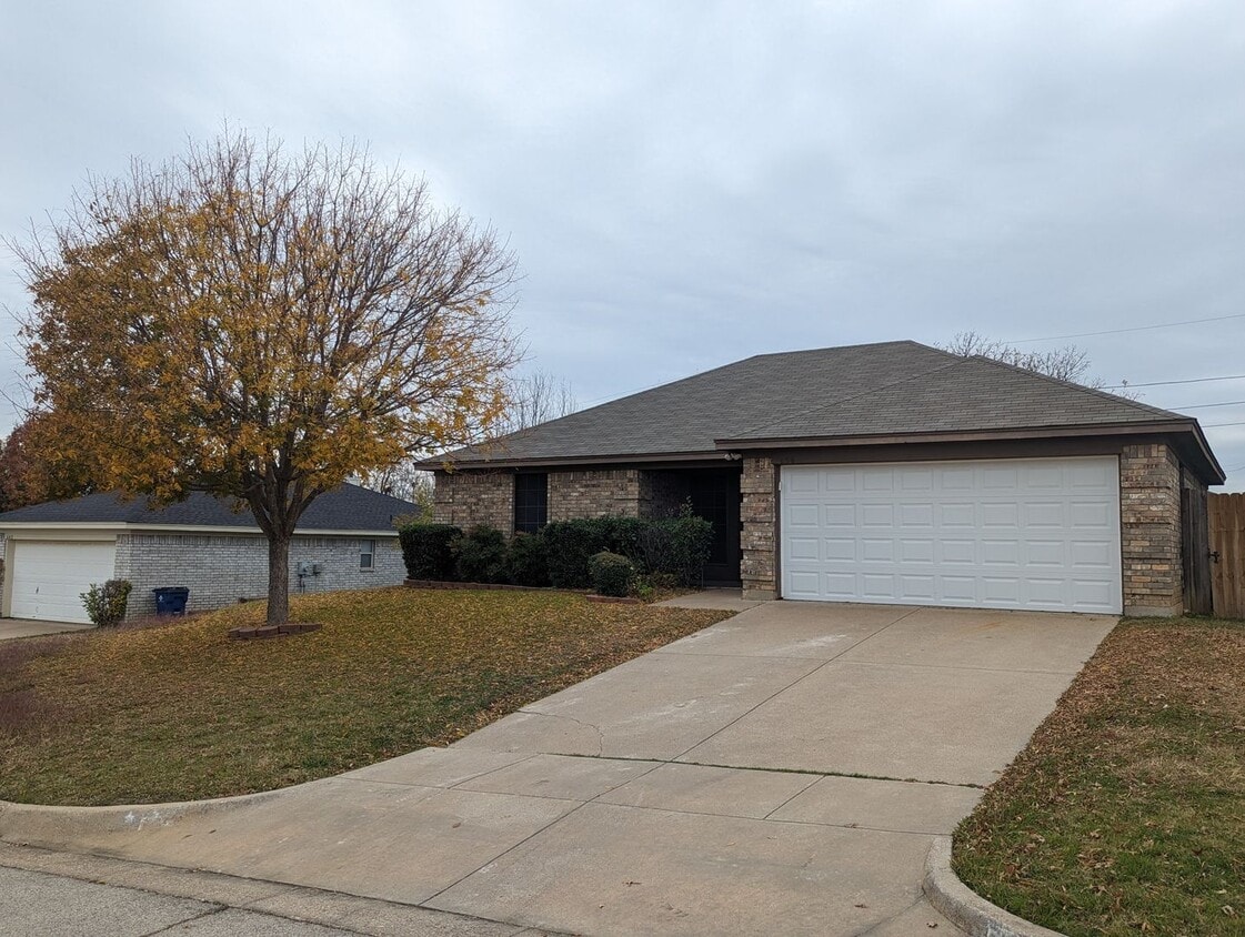 Primary Photo - Modern Amenities & Ideal Location in Burle...