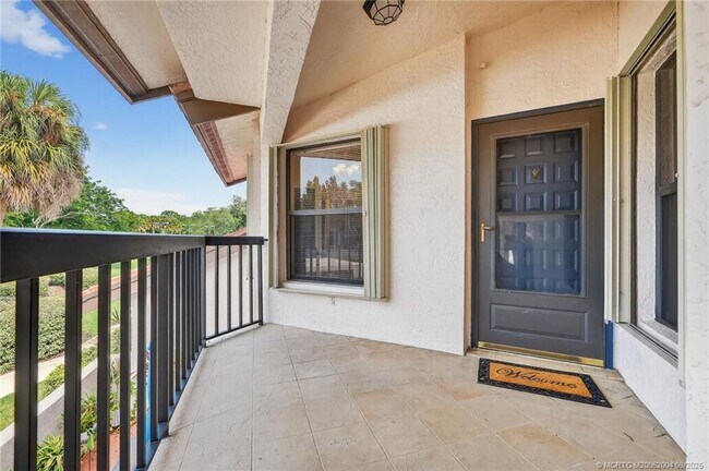 Building Photo - 6110 SE Martinique Dr