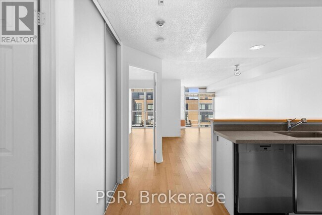 Photo du bâtiment - 801 King St W