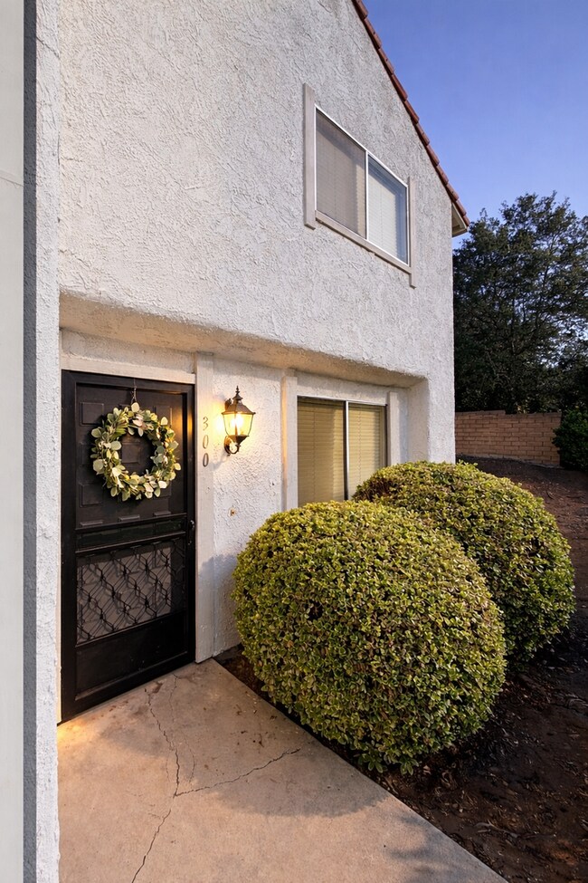 Foto del edificio - Beautiful End-Unit Townhome 2 bedroom and 1.5 bath