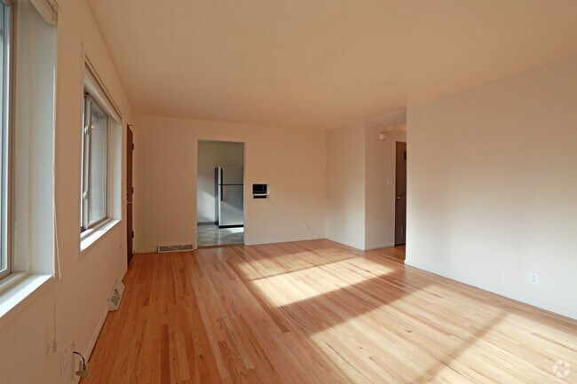 2HAB, 1BA - 920 ft² - 2460-2470 9th Street