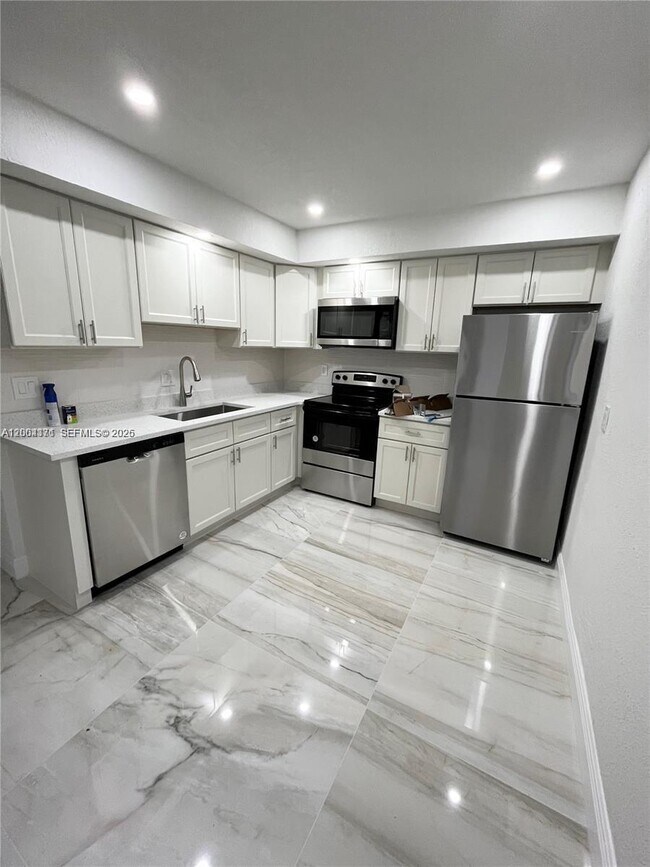 Foto del edificio - 8011 NW 44th Ct