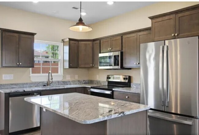 Building Photo - 1739 Savannah Ct