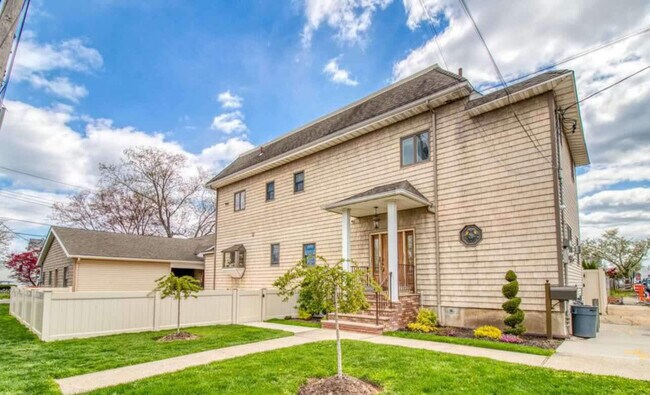2nd Floor 1 BR Apartment - 5 Garibaldi Ave