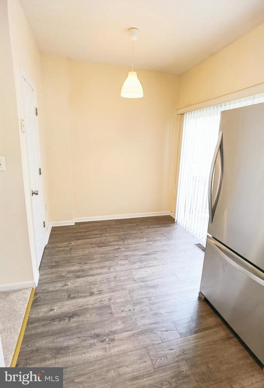 Foto del edificio - 5822 Cowling Ct