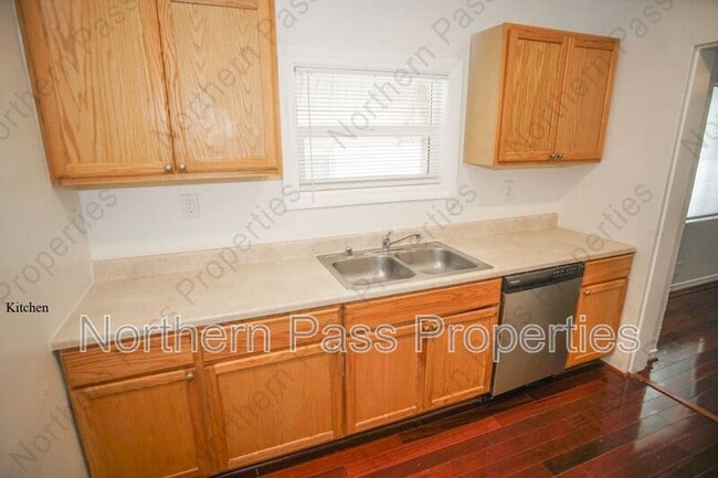 Building Photo - 4416 La Luz Ave