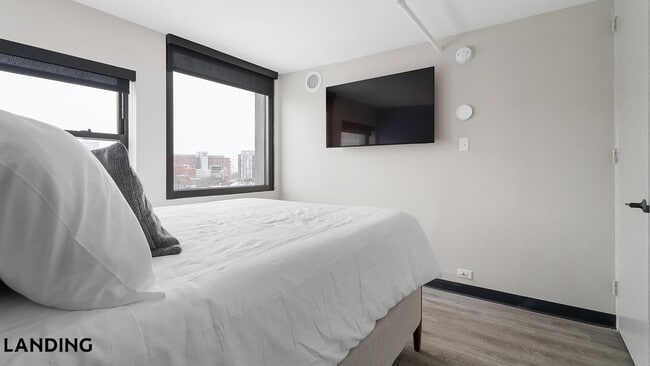 Building Photo - 1922 W Ogden Ave