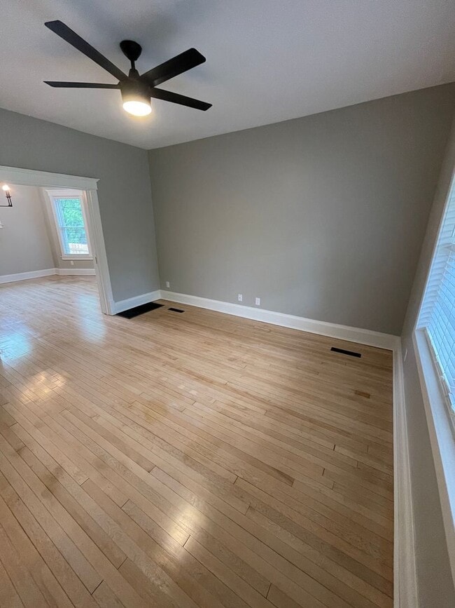 Building Photo - AVAILABLE Immediately!- 3 Bed 2 Bath Single family home!