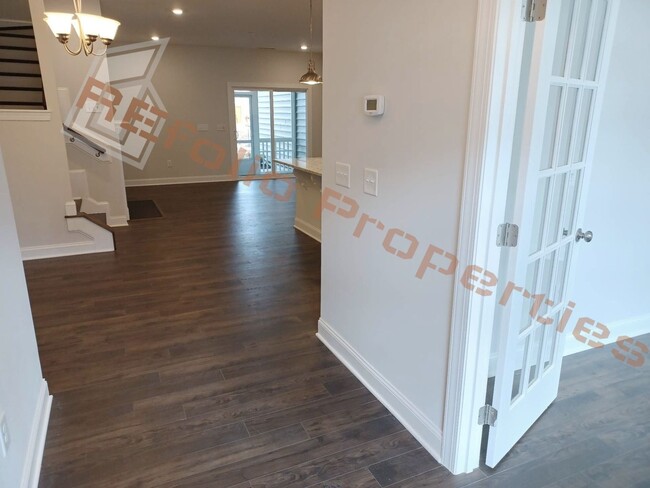 Building Photo - Gorgeous 3 Bedroom, 2.5 Bath,  1-Car Garag...