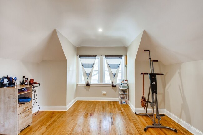 Bedroom #1 - 3318 N Kilbourn Ave