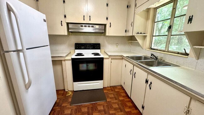 Building Photo - Now Leasing for Fall!  Close to UF!  3 Bed...