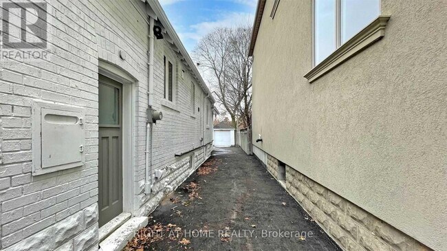 Building Photo - 8 Airley Crescent