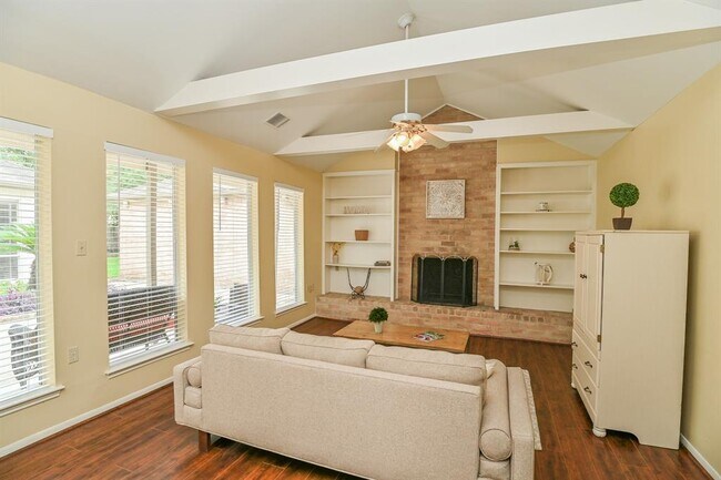 Foto del edificio - 2102 Briarcrest Dr