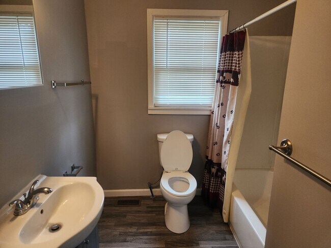 Foto del edificio - 246-250 Cedar Heights Rd. Circleville, Oh. 43113