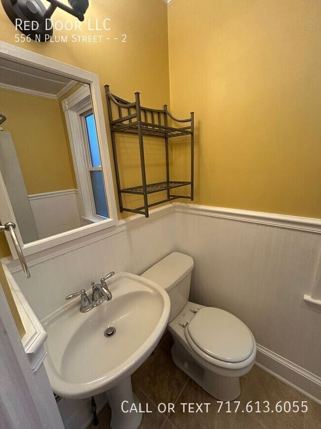 Building Photo - 556 N Plum St