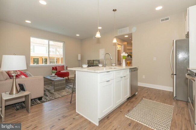 Building Photo - 2220 Master St