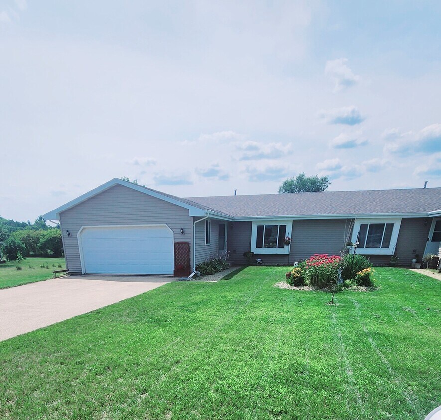 Foto principal - Townhouse (2 bdrm w/ 2.5 car garage, yard,...