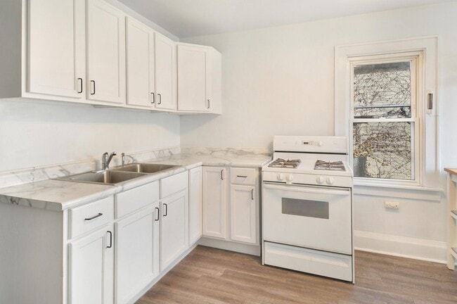 Cocina espaciosa de concepto abierto con acabados modernos. - 1534 N Marshall St