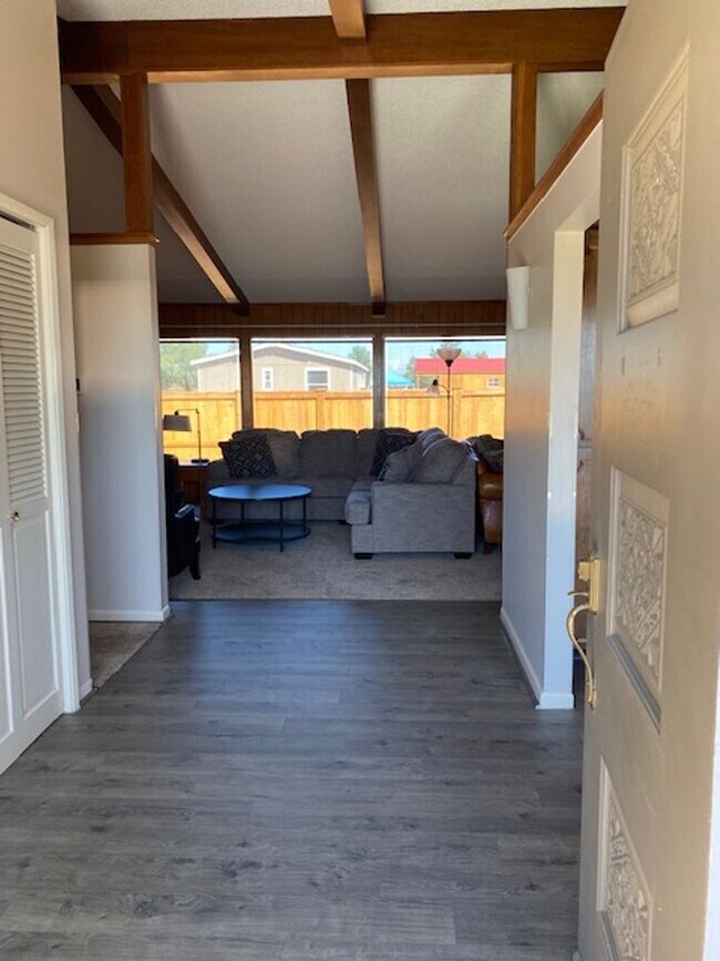 Foto del edificio - charming home in Terrebonne - Tons of room...