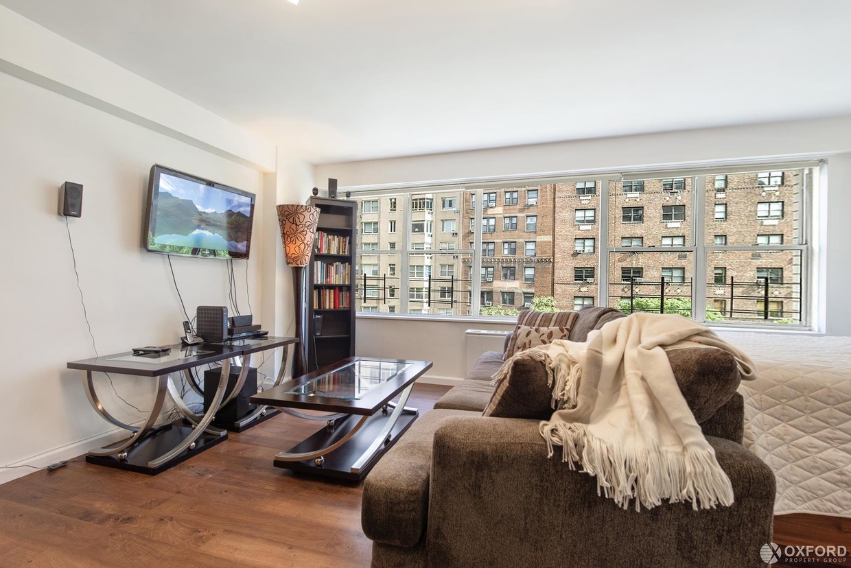 Primary Photo - 230 East 79th Street