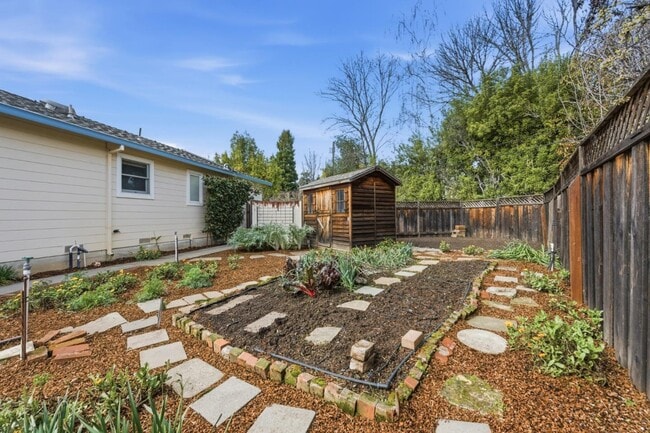 Building Photo - 8 Patricia Pl