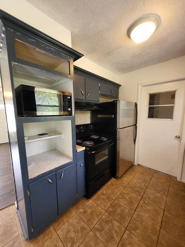 Building Photo - (3) Bed/(1.5) Bath Avail NOW!