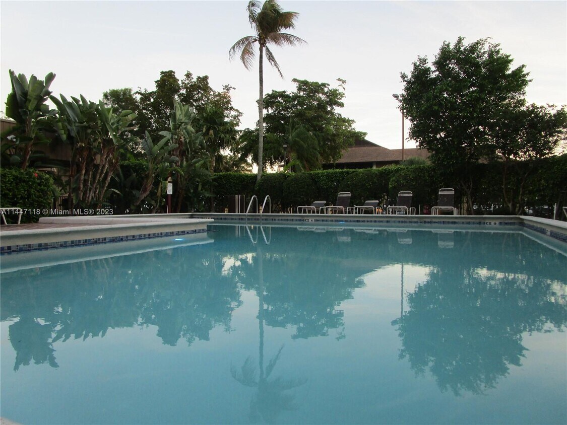 Foto del edificio - 10421 N Kendall Dr