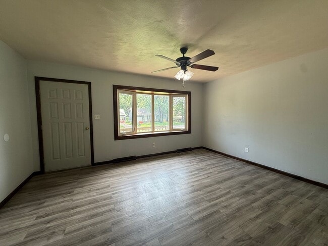 Building Photo - Cute 2 Bedroom 1 Bath with bonus room!