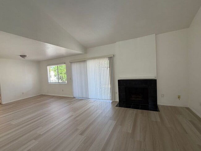 Building Photo - 615 Parkview Dr