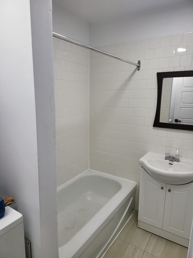 Building Photo - 4055 Boul Saint-Laurent