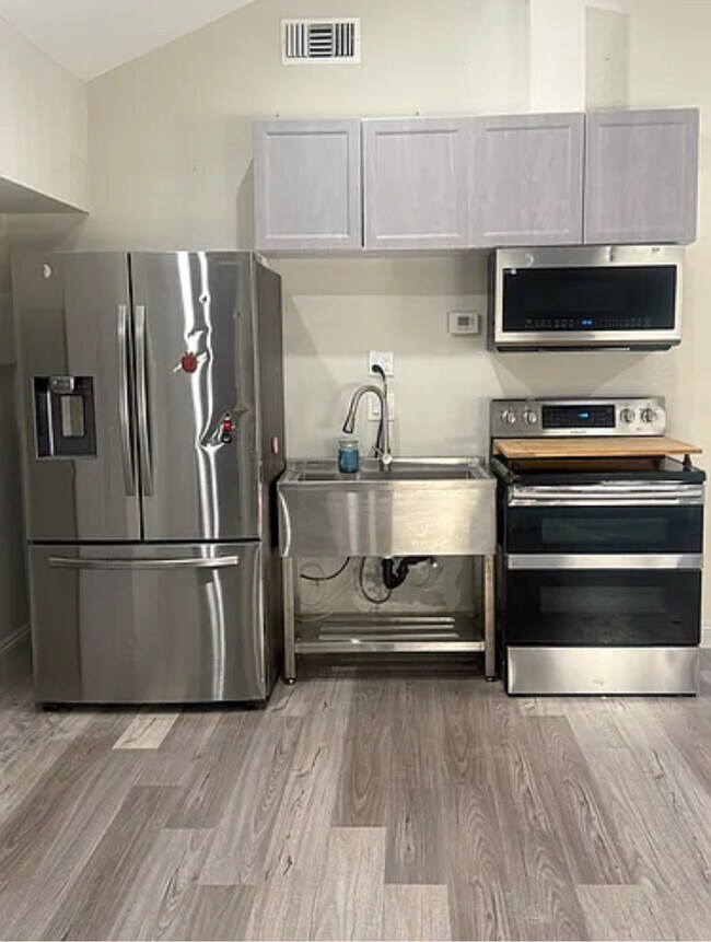 Foto del edificio - 681 Kenwood St